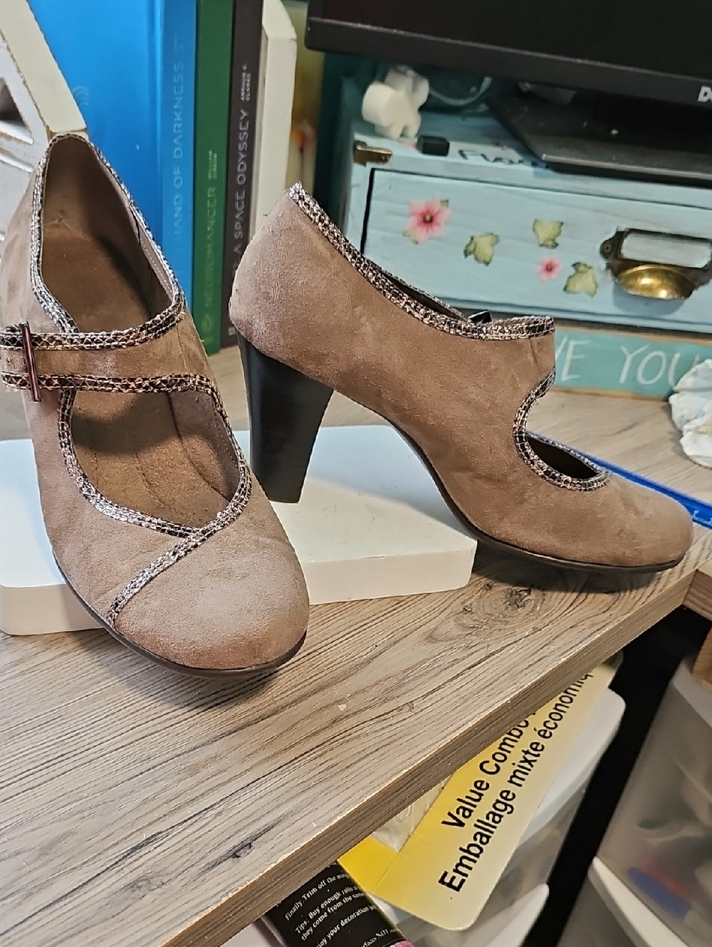 Classic AREOSOLES Taupe Suede Mary Jane Heels - Women SIZE 9